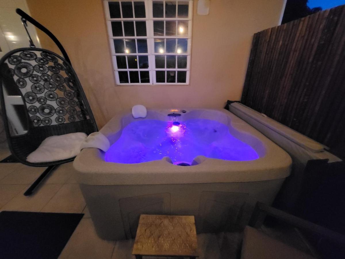 ポンセPrivate Jacuzzi Oasis With Mountain Views And Free Parkingアパートメント エクステリア 写真
